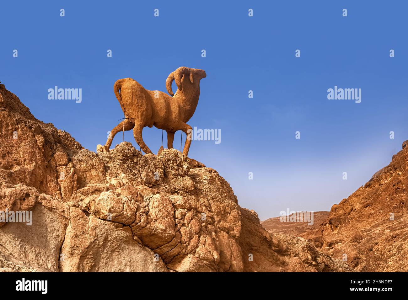 Oasi di montagna Chebik, deserto del Sahara, vetta di montagna nel deserto con una scultura di una capra di montagna. Foto Stock