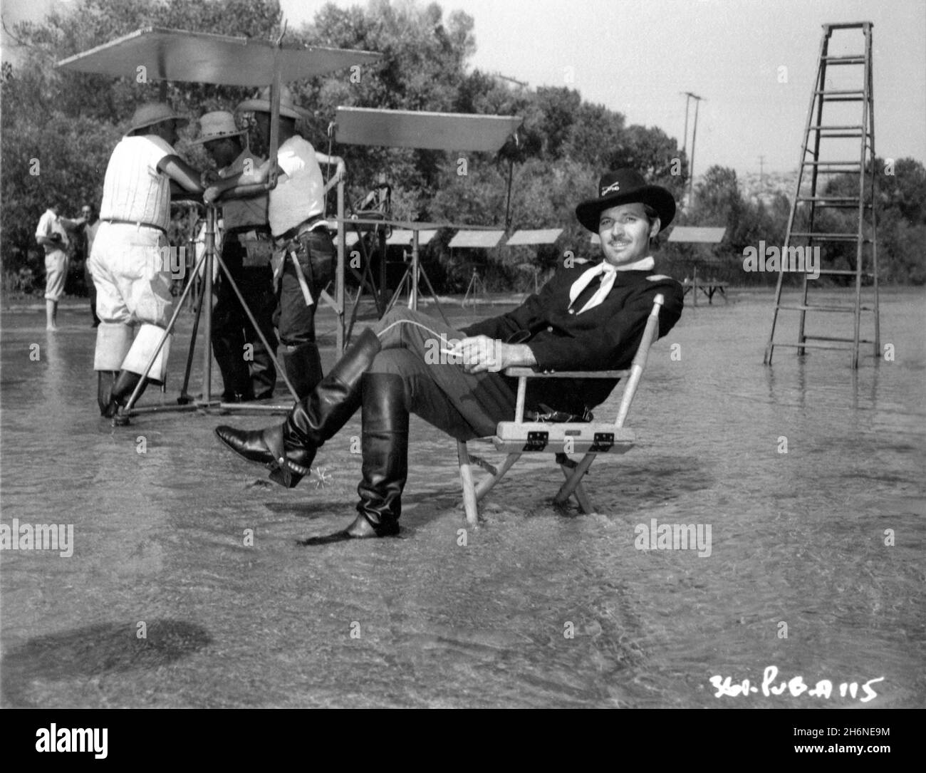 ZACHARY SCOTT in posizione set candido seduta a metà flusso per tenere fresco durante le riprese del SUD della ST. LOUIS 1949 regista RAY ENRIGHT music Max Steiner Costume design Milo Anderson produttore Milton Sperling United States Pictures / Warner Bros. Foto Stock ZACHARY SCOTT in posizione set candido seduta a metà flusso per tenere fresco durante le riprese del SUD della ST. LOUIS 1949 regista RAY ENRIGHT music Max Steiner Costume design Milo Anderson produttore Milton Sperling United States Pictures / Warner Bros. Foto Stock