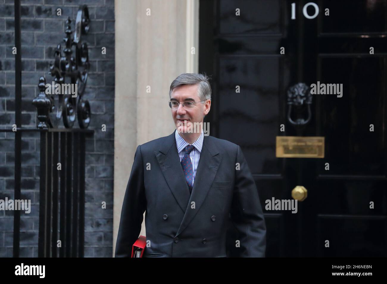 Londra, Regno Unito, 16 novembre 2021. I ministri partecipano al leader settimanale della Camera dei Comuni Jacob Rees-Mogg che lascia Downing Street dopo la riunione del Gabinetto, Londra, Regno Unito Foto Stock