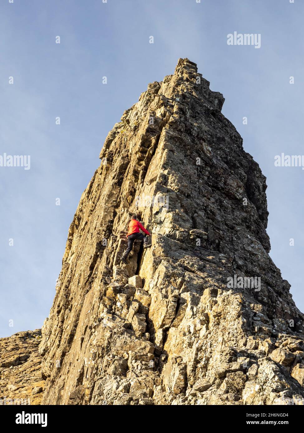 Un arrampicatore solling l'inaccessibile Pinnacle su Sgurr Dearg sulla cresta di Cuillin sull'isola di Skye, Scozia, Regno Unito. Il pin in è il più duro di tutti i SC Foto Stock