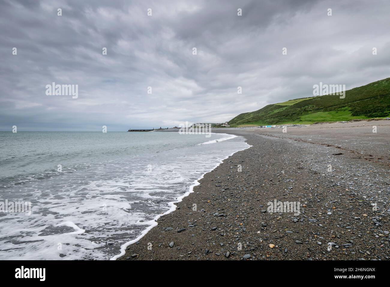 Tanybwlch spiaggia Aberystwyth in Cerediaion centro Galles guardando verso Pen Dinas collina Foto Stock