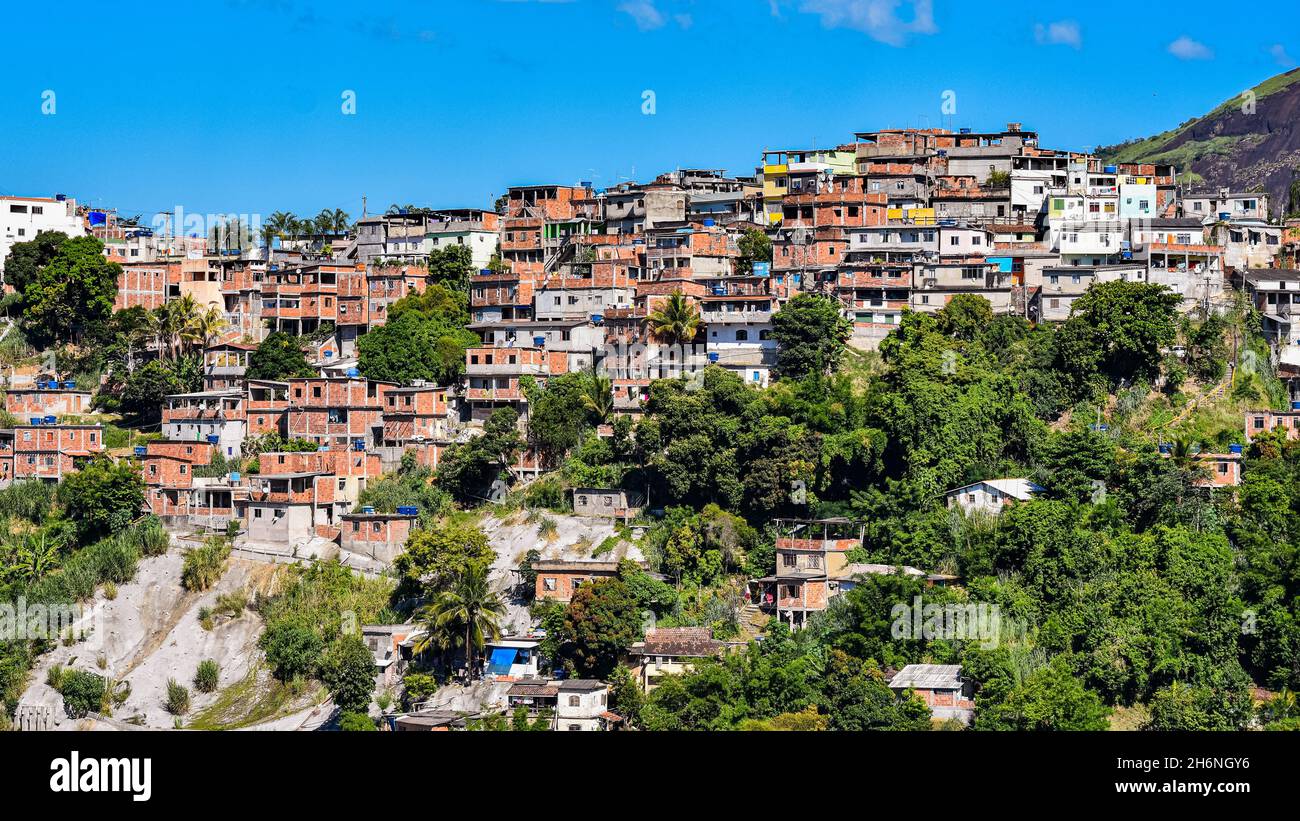 Fotografia della comunità periferica a basso reddito popolarmente conosciuta come “favela” a Rio de Janeiro, Brasile Foto Stock