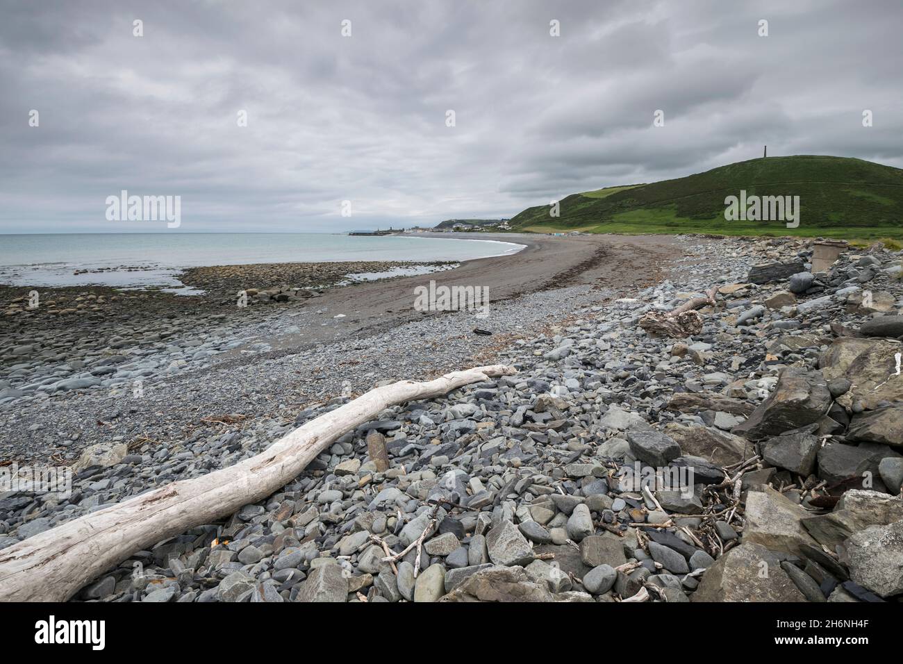 Tanybwlch spiaggia Aberystwyth in Cerediaion centro Galles guardando verso Pen Dinas collina Foto Stock Tanybwlch spiaggia Aberystwyth in Cerediaion centro Galles guardando verso Pen Dinas collina Foto Stock