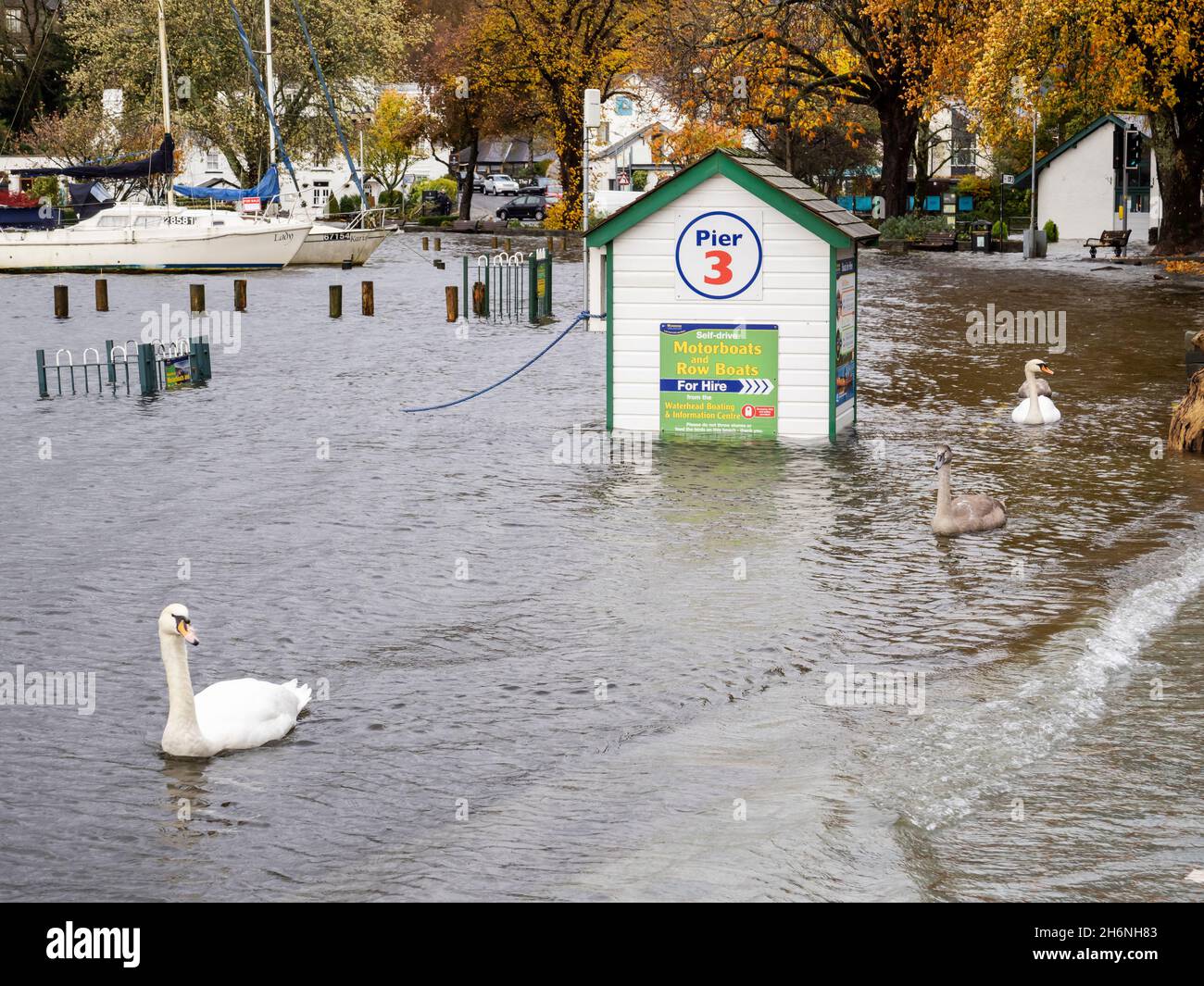 Un'allagata barca noleggio shack a Waterhead in Ambleside, Lake District, Regno Unito, dopo piogge torrenziali ha fatto sì che il lago Windermere raggiungesse livelli molto elevati. Foto Stock