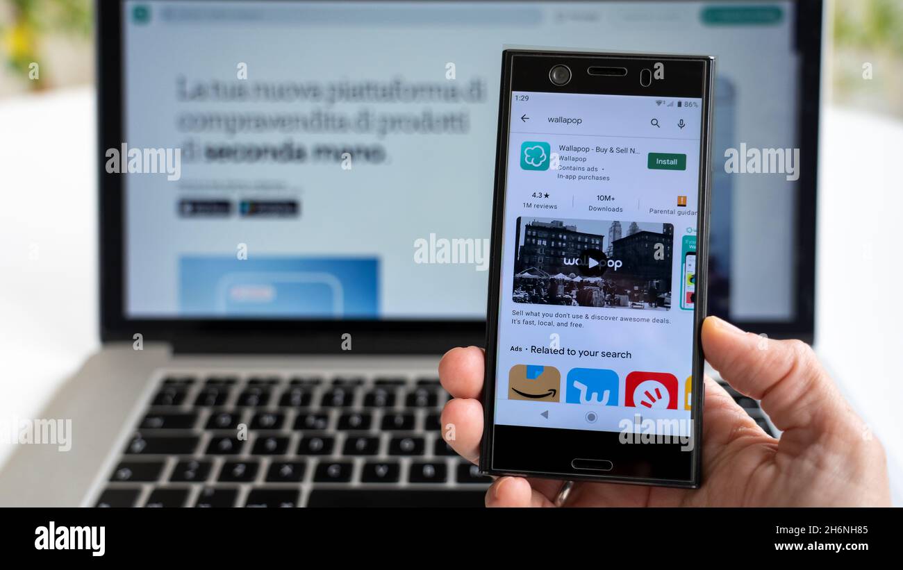 Milano, Italia - 11 16 2021: Installazione dell'app Wallapop per smartphone. Foto Stock