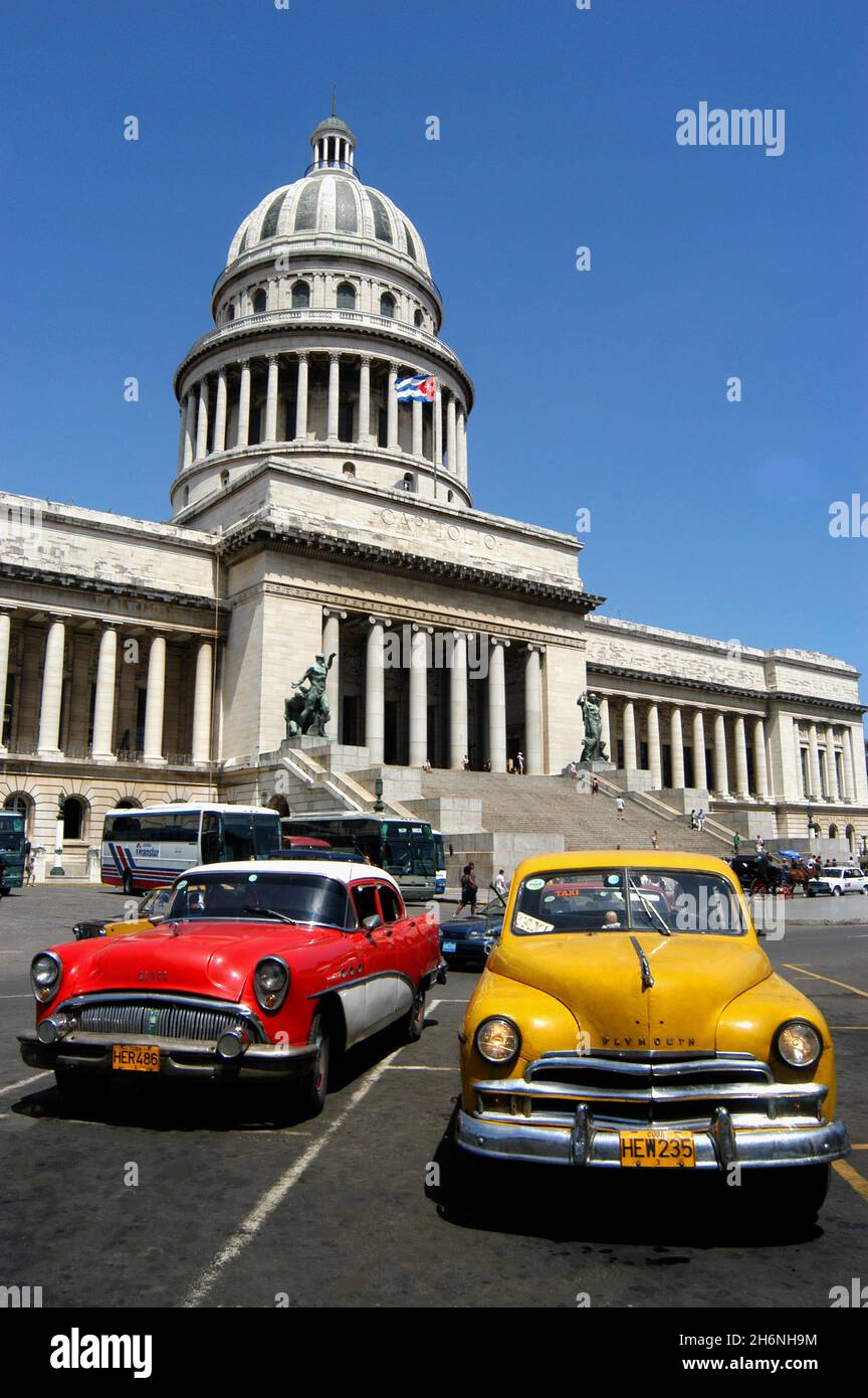 Vecchie auto americane davanti al Capitole, l'Avana, Cuba Foto Stock