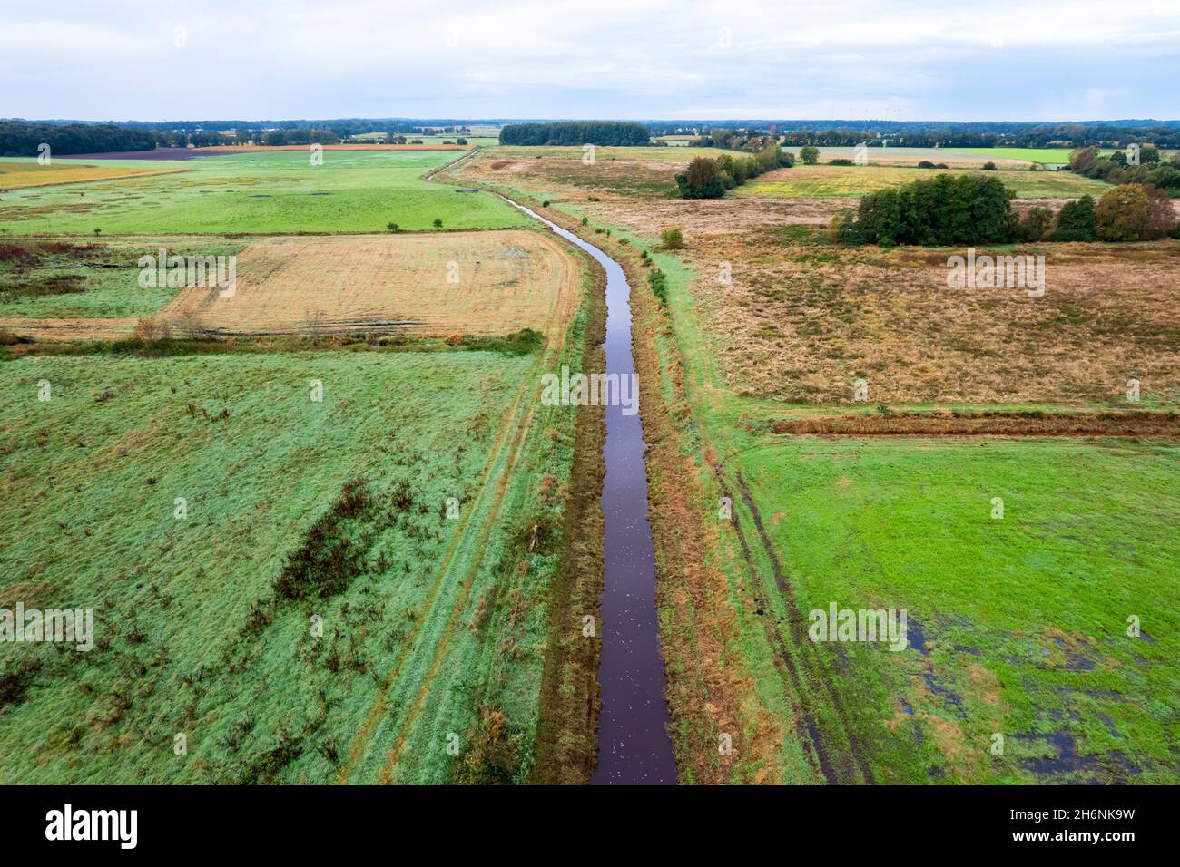 Südradde, mosaico dei terreni agricoli e della zona di conservazione della natura a destra e a sinistra del fiume, immagine del drone, Lindern, bassa Sassonia, Germania, UE Foto Stock