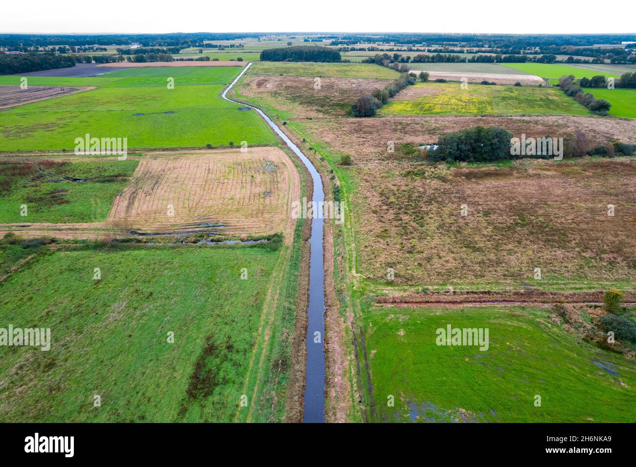 Suedradde, mosaico di terreni agricoli e area di conservazione della natura a destra e a sinistra del fiume, immagine drone, Lindern, bassa Sassonia, Germania Foto Stock