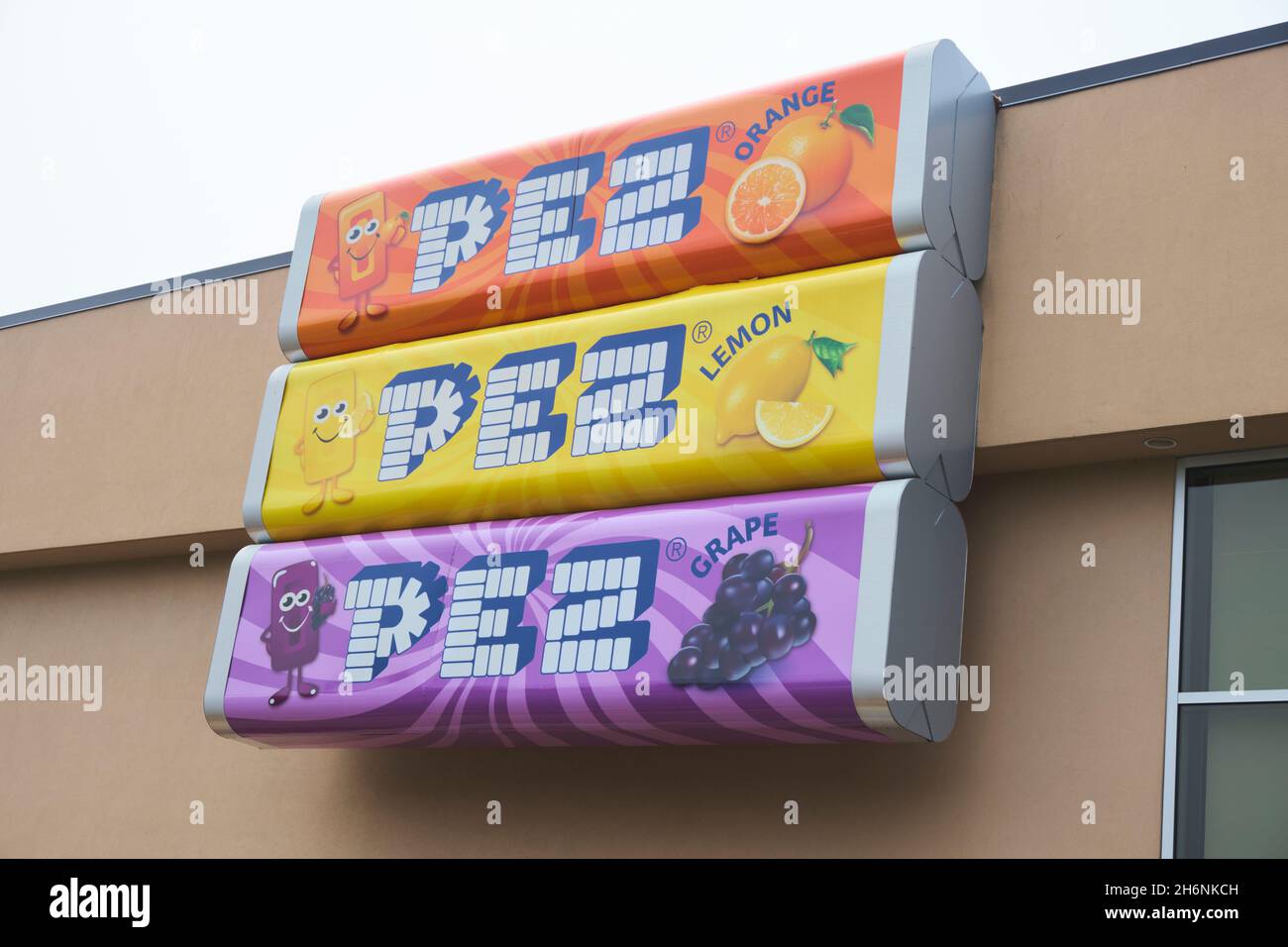 Il grande cartello esterno all'ingresso, un pacchetto di caramelle all'arancia,  al limone e all'uva. Presso la fabbrica di Pez, museo, centro visitatori di  Orange, con Foto stock - Alamy