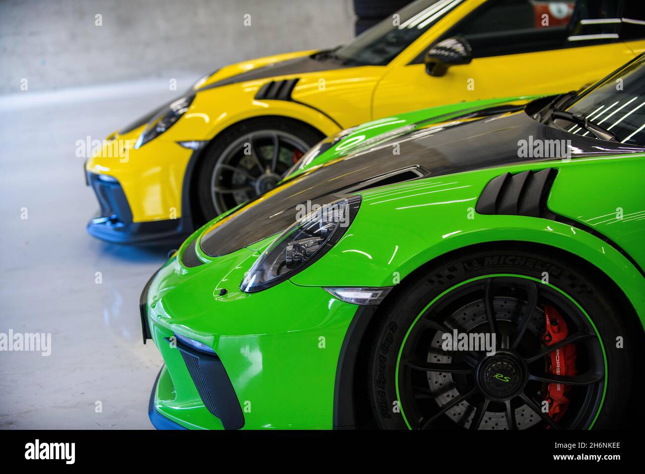 Vista laterale anteriore con fari rotondi e bordo della Porsche 911 GT3 RS vettura da corsa in Pitbox, Circuit de Spa-Francorchamps, Stavelot, Belgio Foto Stock