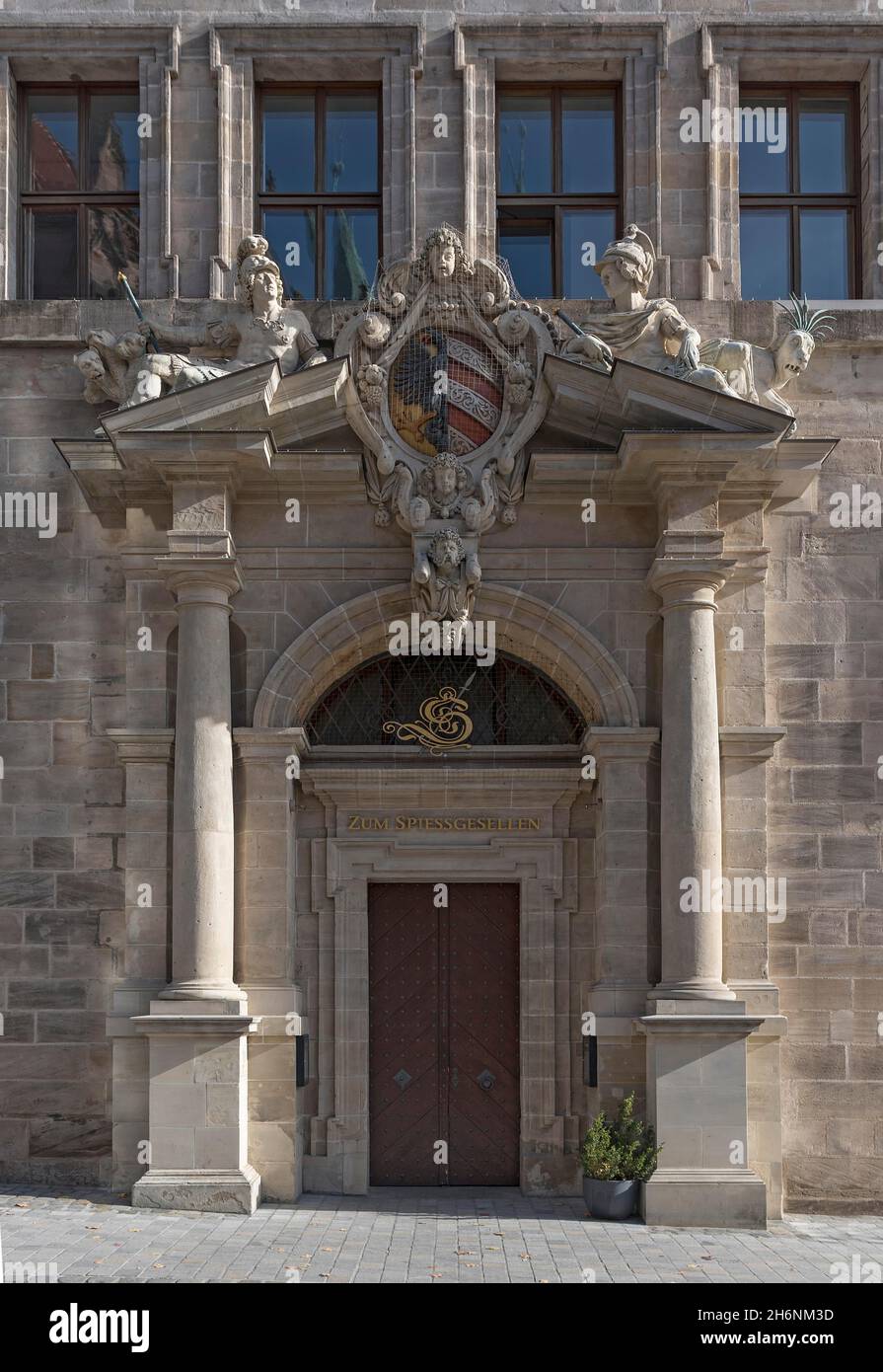 Portale con il piccolo stemma di Norimberga, facciata ovest del vecchio municipio, Norimberga, Franconia media, Baviera, Germania Foto Stock