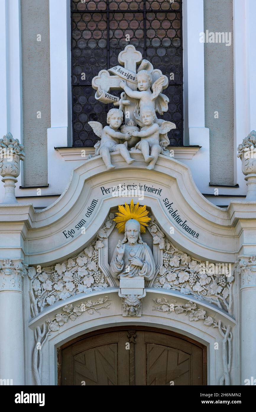 Porta d'ingresso, St. Andreas, chiesa parrocchiale cattolica, Nesselwang, Allgaeu, Baviera, Germania Foto Stock
