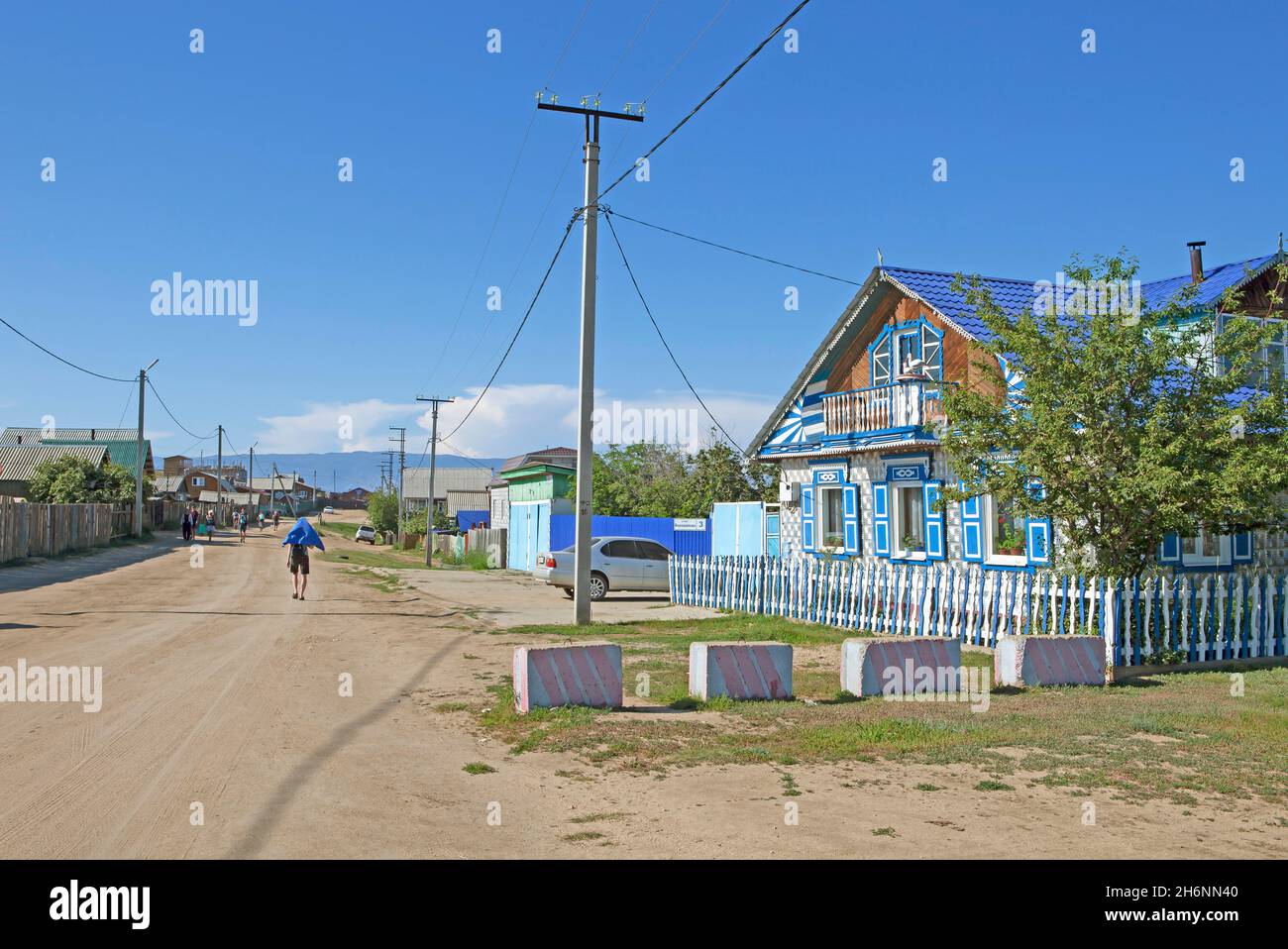 Strada di sabbia tipica a Khuzhir, Isola di Olkhon, Parco Nazionale di Pribaikalsky, Provincia di Irkutsk, Siberia, Russia Foto Stock