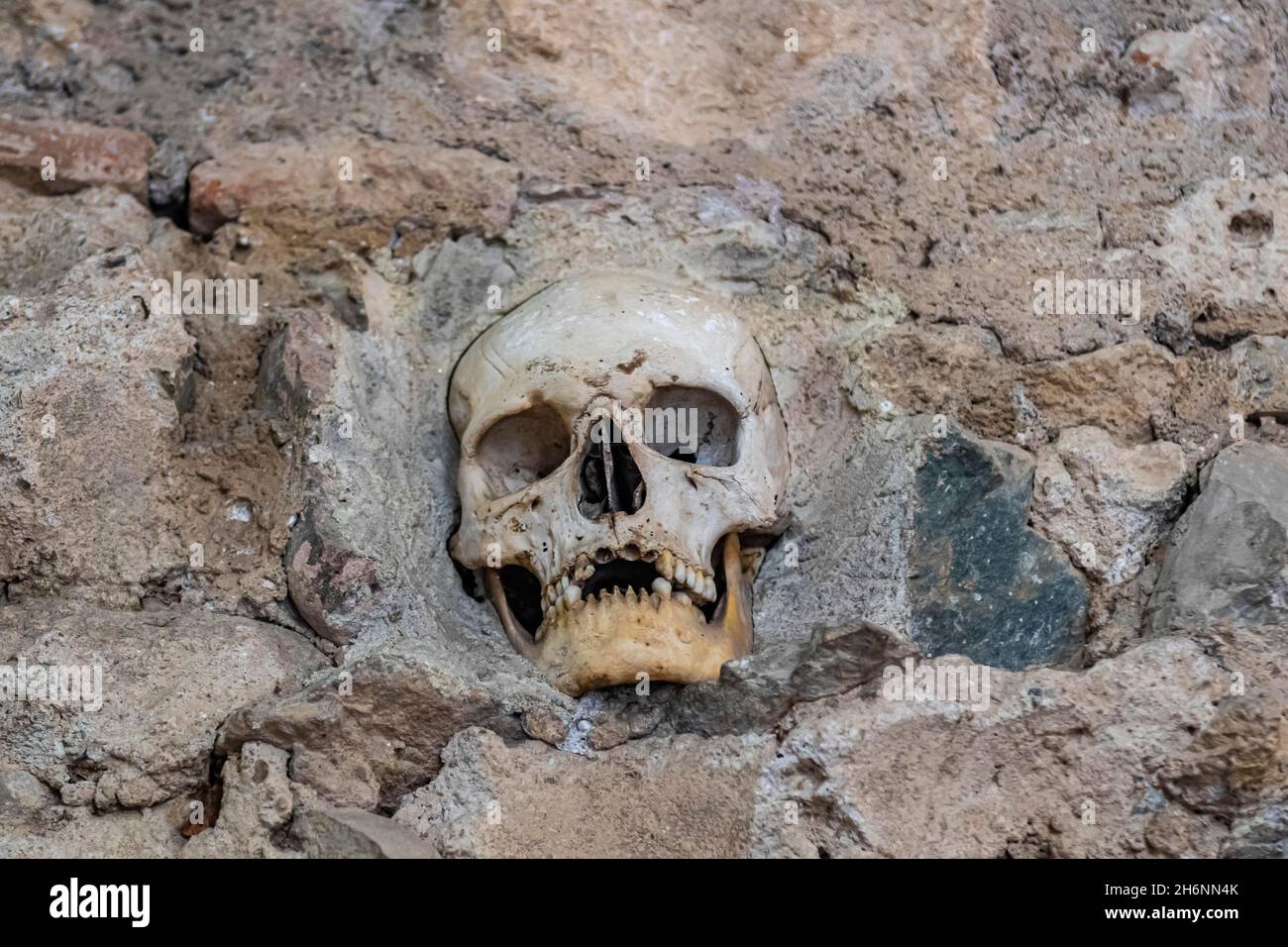 Struttura in pietra incastonata con teschi umani, torre del cranio, NIS, Serbia Foto Stock