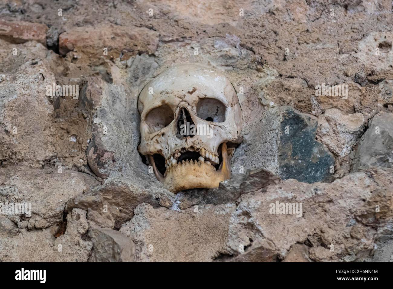Struttura in pietra incastonata con teschi umani, torre del cranio, NIS, Serbia Foto Stock