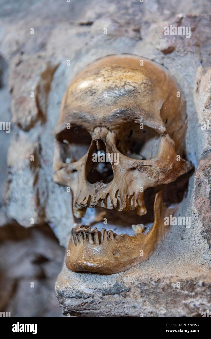 Struttura in pietra incastonata con teschi umani, torre del cranio, NIS, Serbia Foto Stock