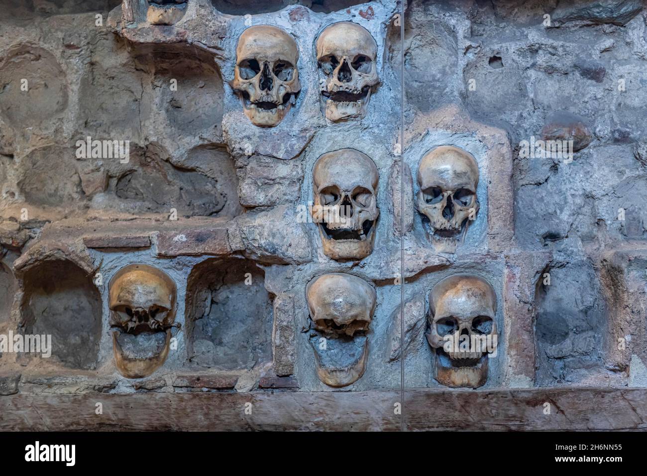 Struttura in pietra incastonata con teschi umani, torre del cranio, NIS, Serbia Foto Stock
