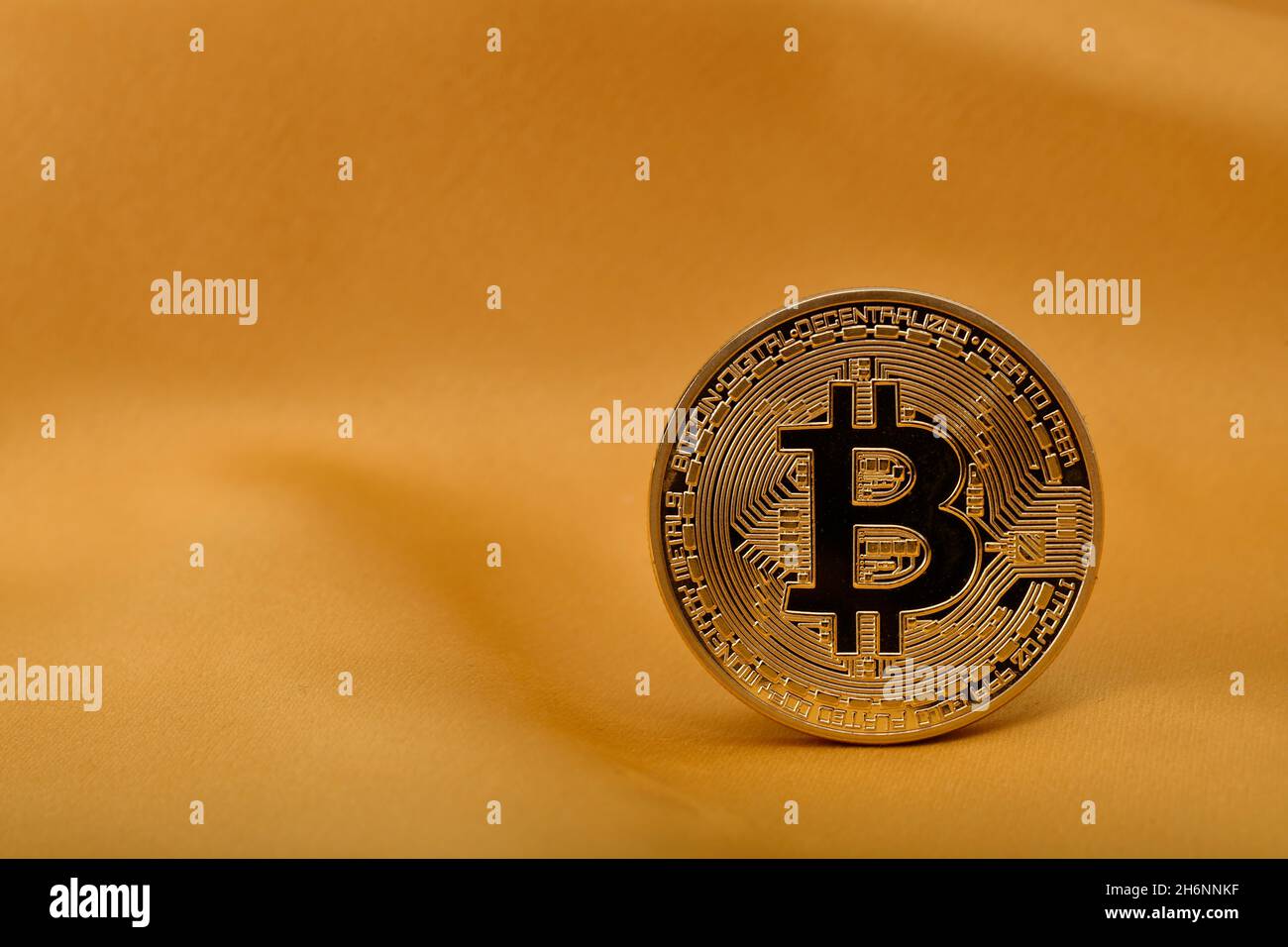 Immagine simbolo di valuta digitale, oro fisico Bitcoin coin Foto Stock