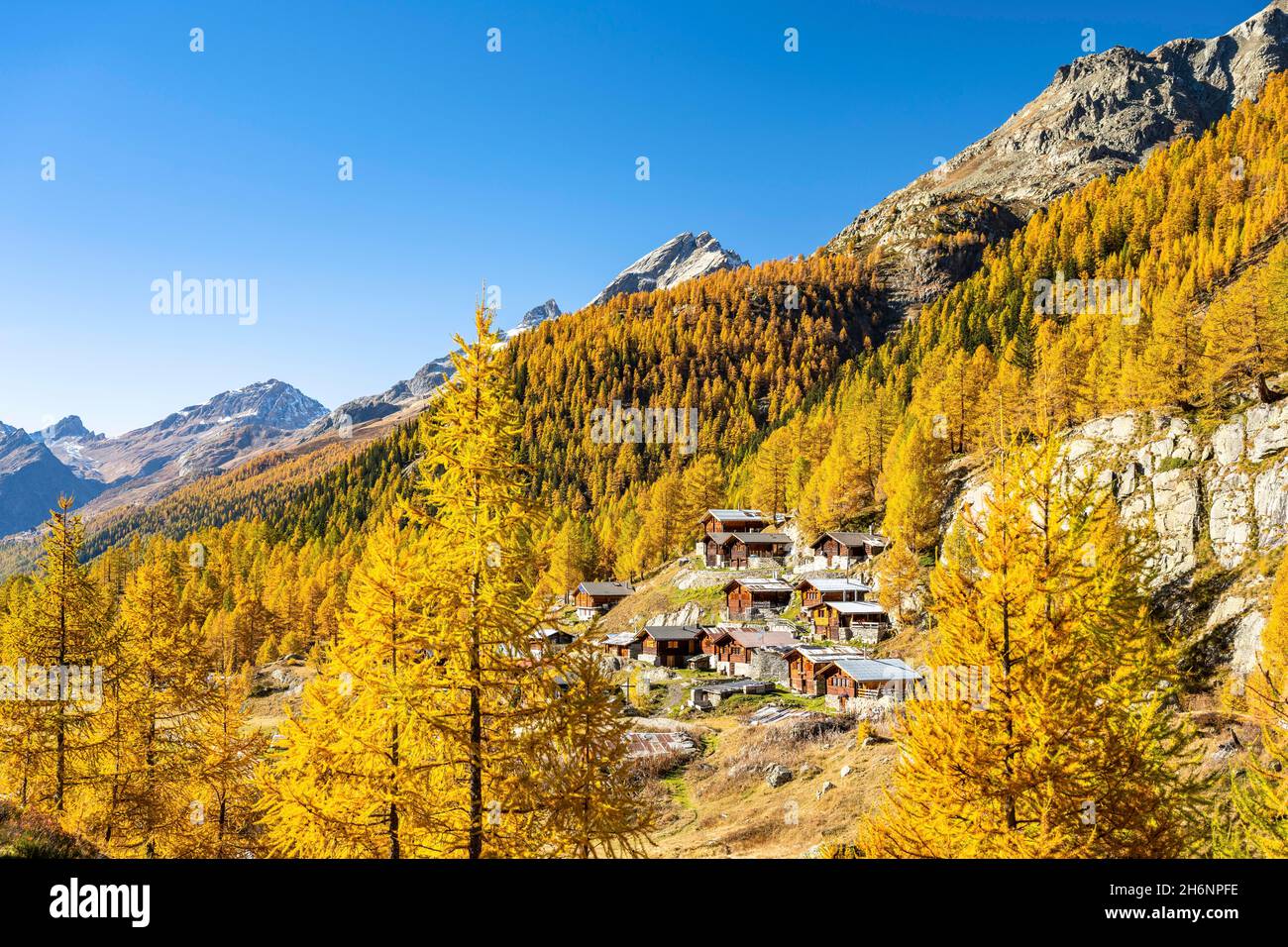 Capanne alpine sul Fafleralp, Loetschental, Vallese, Svizzera Foto Stock