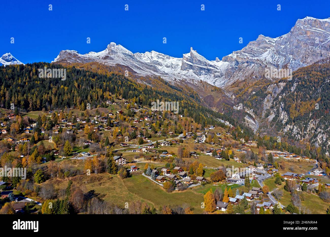 Resort per le vacanze Mayens de Chamoson con piramide in cima Dent de Chamontse, Mayens de Chamoson, Vallese, Svizzera Foto Stock