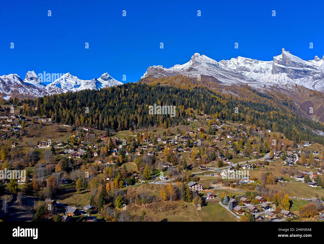 Resort per le vacanze Mayens de Chamoson con piramide in cima Dent de Chamontse, Mayens de Chamoson, Vallese, Svizzera Foto Stock