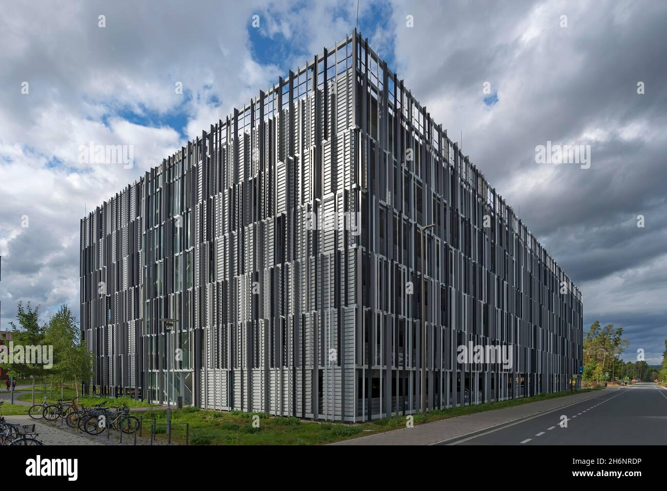 Moderno parcheggio auto a più piani nella zona della residenza studentesca nella città universitaria di Erlangen, in Medio Franconia, Baviera, Germania Foto Stock