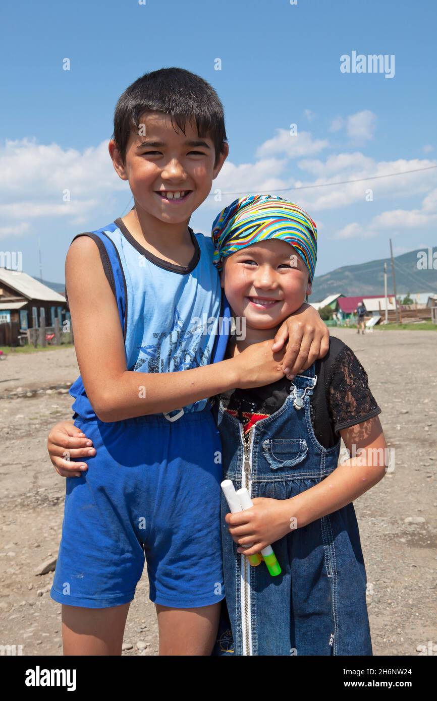 Bambini Buryat, 8 e 5 anni, sulla strada principale di Bolshoye Goloustnoye, provincia di Irkutsk, Siberia, Russia Foto Stock