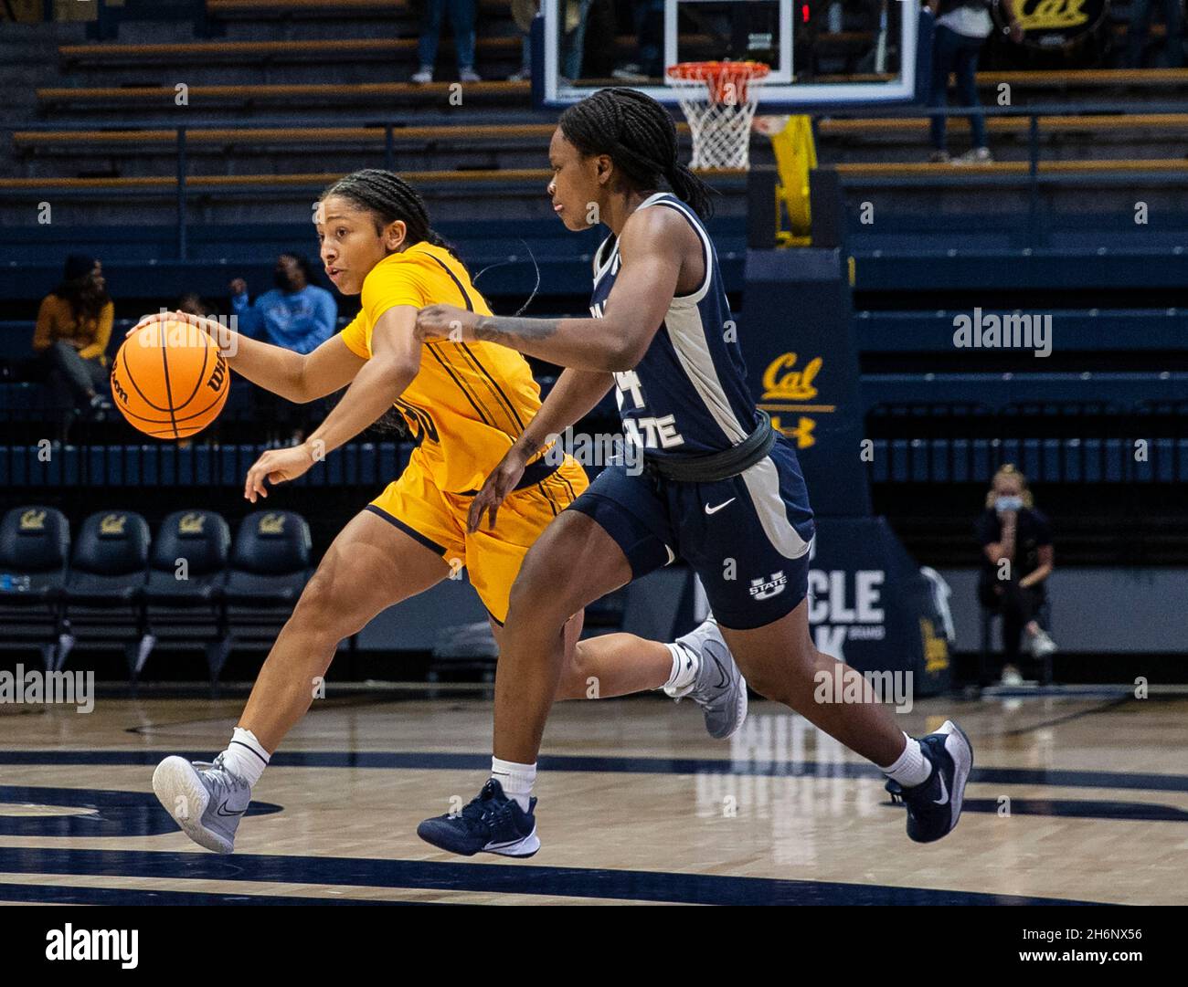 Berkeley, California, 16 novembre 2021. La guardia californiana Jayda Curry (30) porta la palla in campo durante la partita di pallacanestro femminile della NCAA tra gli Utah state Aggies e gli orsi dorati californiani. La California ha vinto il 81-49 all'Hass Pavilion Berkeley Calif. Thurman James/CSM/Alamy Live News Foto Stock