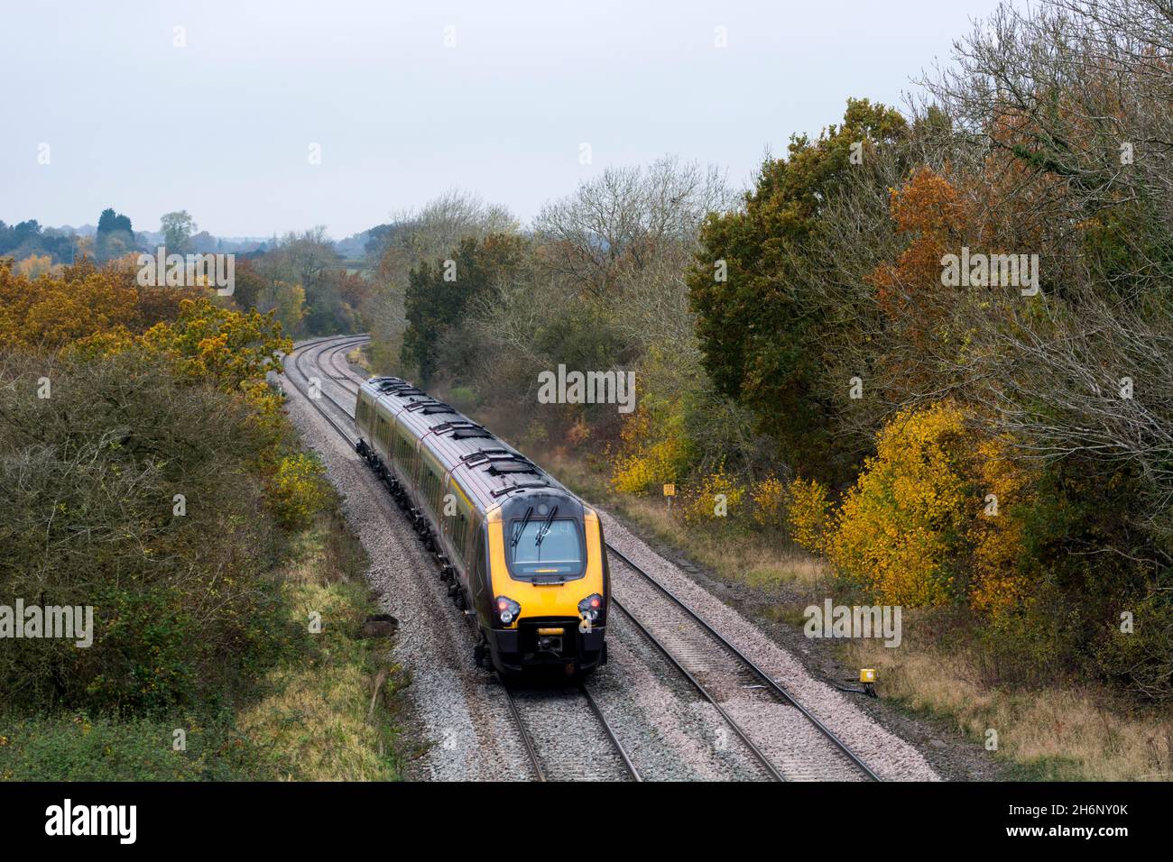Cross-scountry Voyager treno diesel in autunno, Shrewley, Warwickshire, Regno Unito Foto Stock