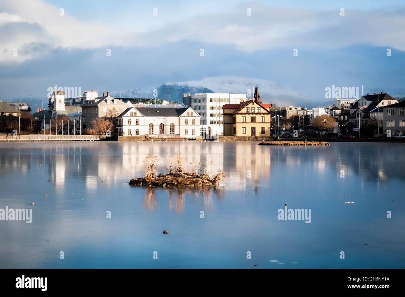 Tjörnin è un piccolo e prominente lago nel centro di Reykjavík, la capitale dell'Islanda. La maggior parte dei visitatori della città passa lungo la sua riva. Foto Stock