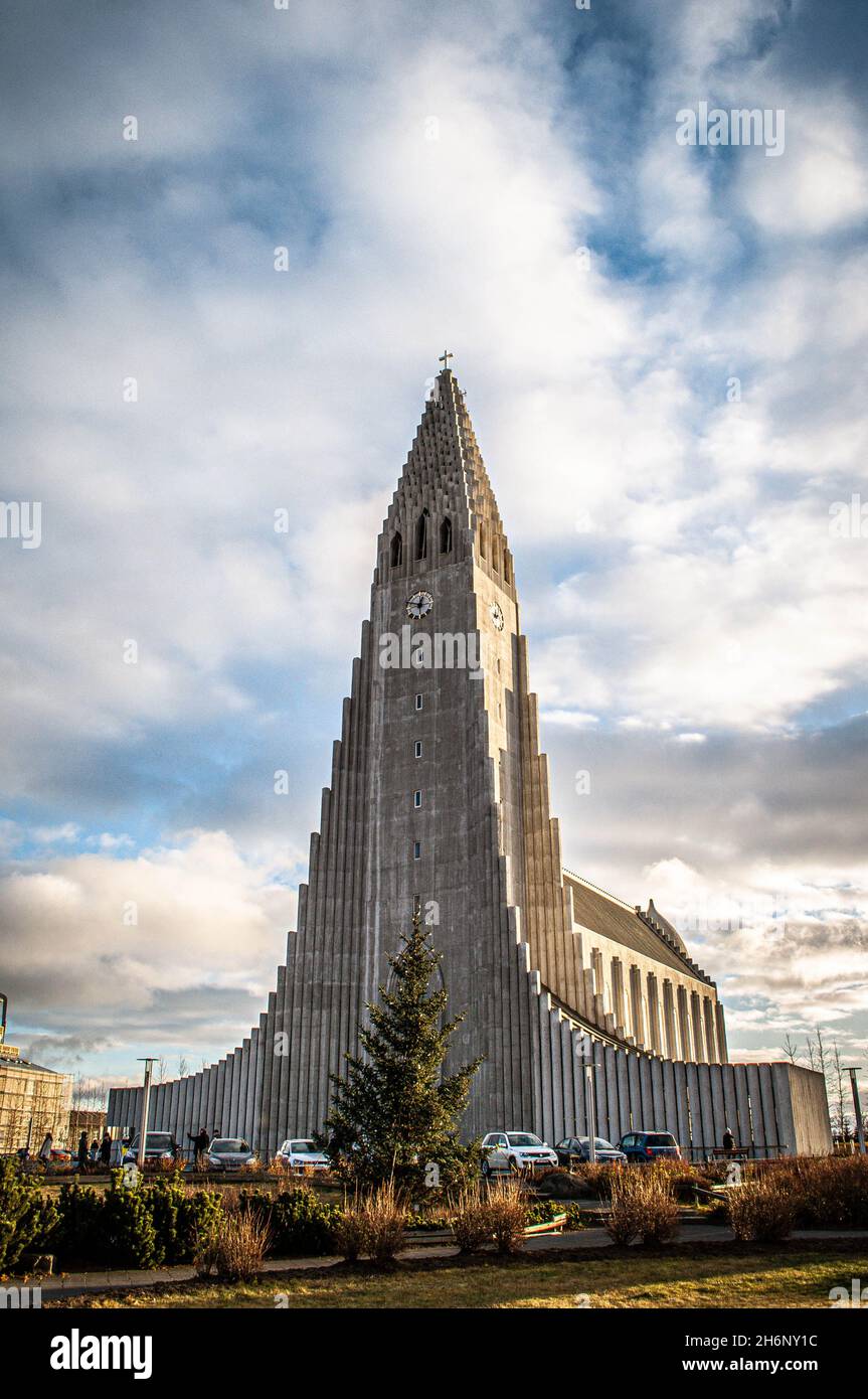 Hallgrímskirkja è una chiesa parrocchiale luterana a Reykjavík, in Islanda. A 74.5 metri di altezza, è la chiesa più grande in Islanda. Foto Stock