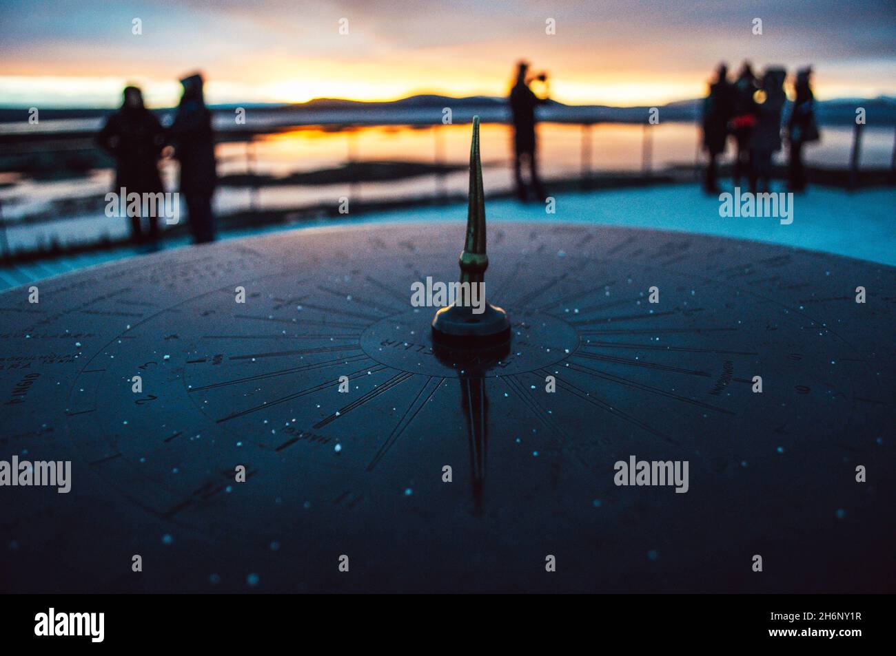Sundial compass in iceland in winter. traditional system of navigation in Thingvellir National Park. Foto Stock