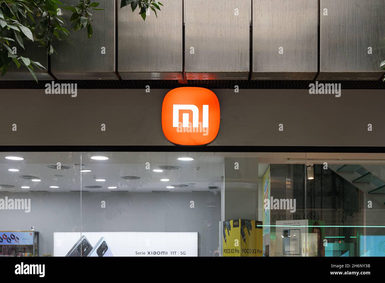 VALENCIA, SPAGNA - 10 NOVEMBRE 2021: Xiaomi è un designer e produttore cinese di elettronica di consumo e relativi software, elettrodomestici e. Foto Stock