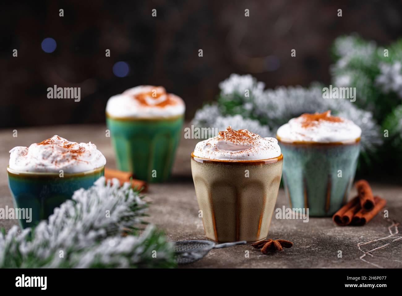Cocktail natalizio Tom e Jerry con panna montata Foto Stock