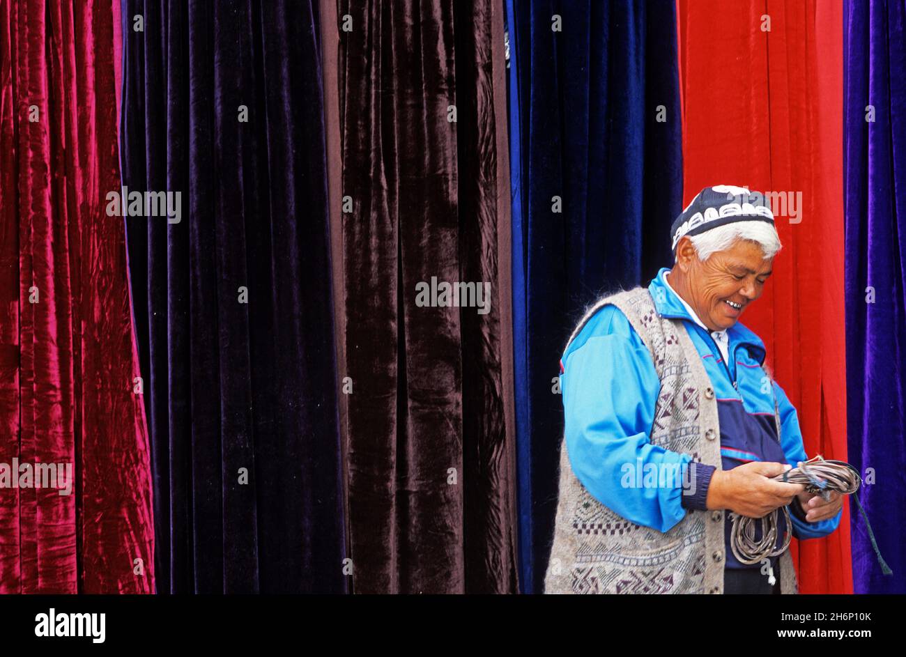 UZBEKISTAN. BUKHARA. MERCATO DEI TESSUTI Foto Stock