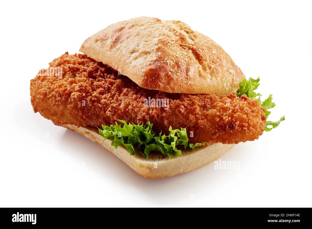 Sandwich di zummia tedesca Fischbrotchen preparato con panna croccante fresca e pesce di merluzzo fritto impanato con foglie di lattuga verde su sfondo bianco Foto Stock