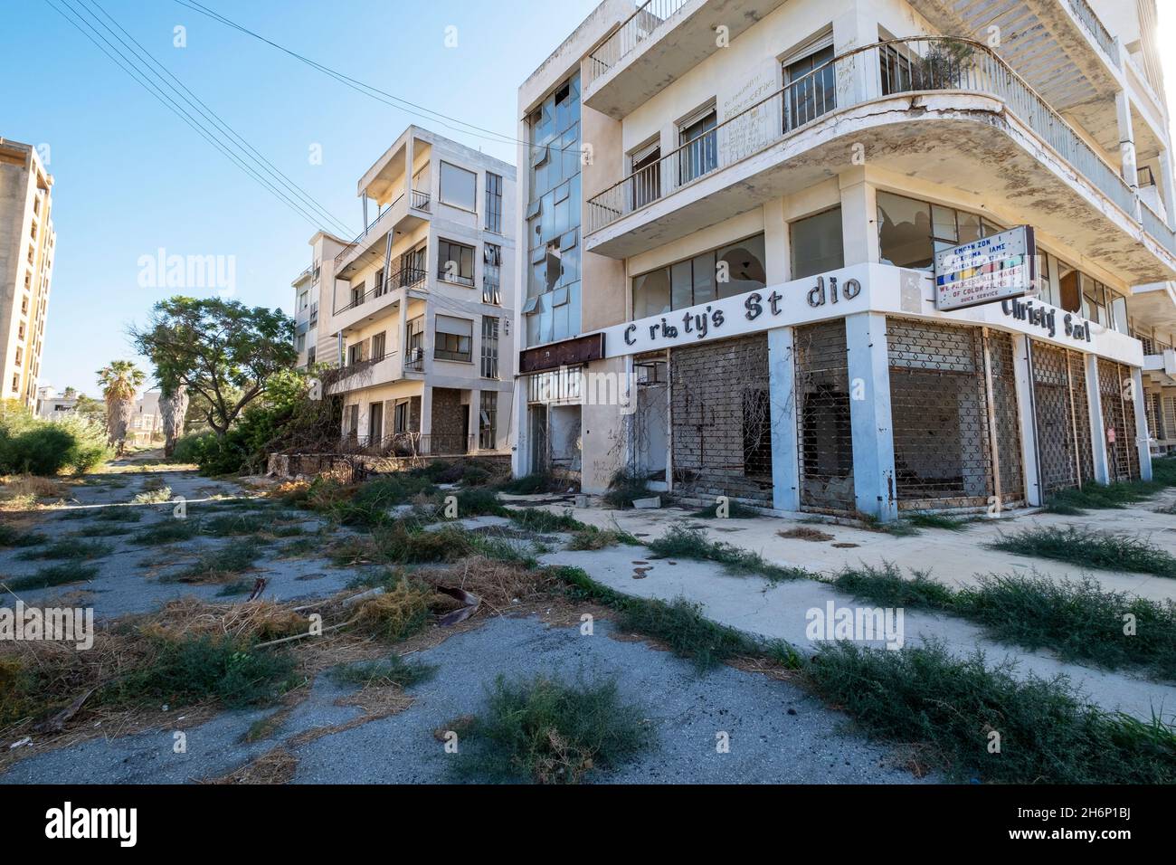 Città abbandonata di Varosha, Famagosta, Cipro era stata chiusa al mondo dall'invasione turca nel 1974 fino alla sua apertura nell'ottobre 2020. Foto Stock