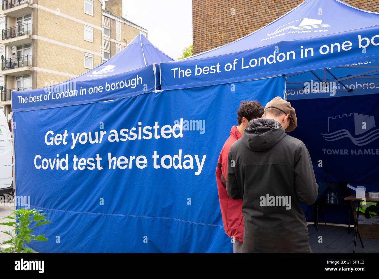 Covid prova tenda all'angolo di Gosset Street vicino Columbia Road Flower Market Bethnal Green Domenica a East London Inghilterra UK 2021 KATHY DEWITT Foto Stock