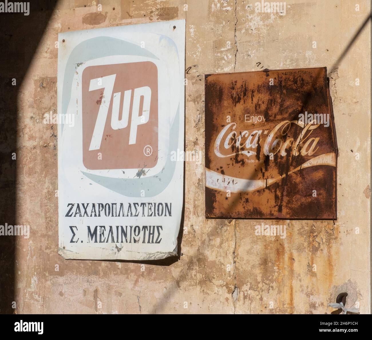 7 in su e la segnaletica delle bibite analcoliche di Coca Cola nella città abbandonata di Varosha, Famagosta, Cipro del Nord Foto Stock