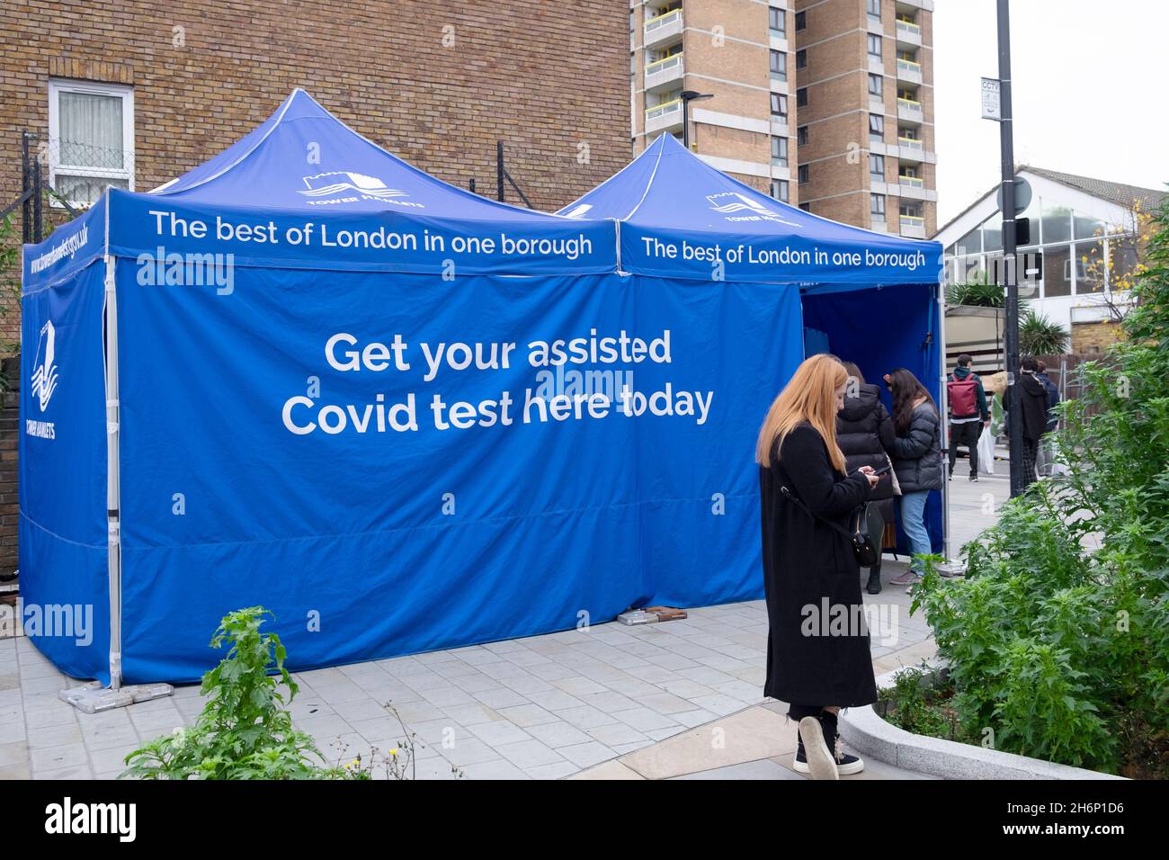 Covid prova tenda all'angolo di Gosset Street vicino Columbia Road Flower Market Bethnal Green Domenica a East London Inghilterra UK 2021 KATHY DEWITT Foto Stock