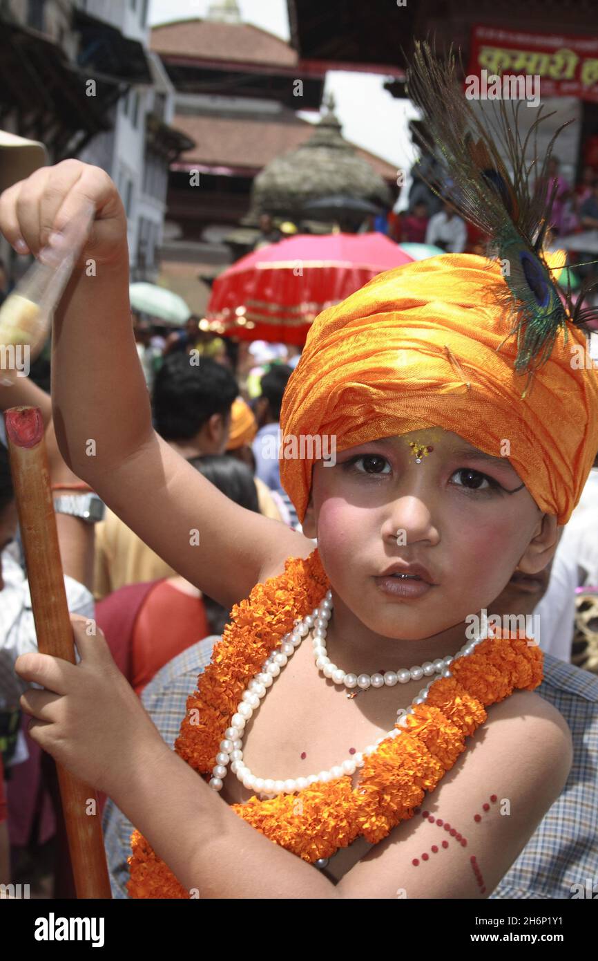 Un bambino vestito in abiti tradizionali al festival di Gai Jatra, la processione di mucche a Kathmandu. Ogni famiglia che ha perso un parente nell'ultimo anno partecipa a questa processione attraverso le strade di Kathmandu che conduce una mucca. Se una mucca non è disponibile allora un ragazzo vestito come una mucca è considerato un sostituto giusto. Il festival celebrato nel mese nepalese di Vadra da agosto a settembre ha le sue radici nella convinzione religiosa indù che una mucca venerata come animale santo aiuterà il viaggio del defunto in cielo. Nepal. Novembre 16, 2007. Foto Stock