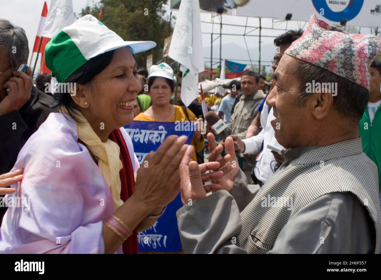 Congresso Nepalese Rappresentante proporzionale candidato Bijaya Shrestha KC (a sinistra) saluto un sostenitore ad un raduno a Kathmandu, 5 giorni prima che il Nepal vada ai sondaggi dell'Assemblea costituente. Kathmandu, Nepal. 5 aprile 2008. Foto Stock