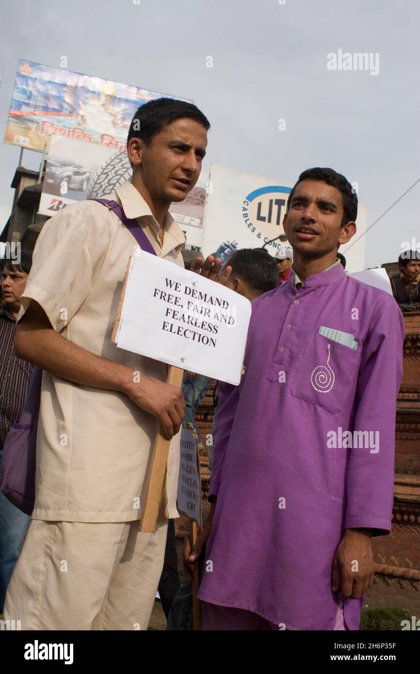 Gli elettori che chiedono sondaggi pacifici in una riunione di massa organizzata a Kathmandu, cinque giorni prima che il Nepal si rechi alle urne per una nuova Assemblea costituente. Kathmandu, Nepal. 5 aprile 2008. Foto Stock