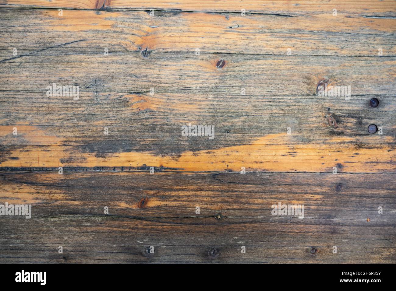 dettaglio del piano in legno vecchio e resistente agli agenti atmosferici. Utilizzo ottimale come sfondo per la presentazione degli alimenti. Foto Stock