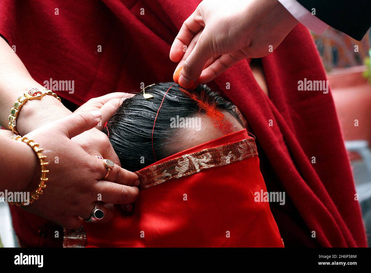 Una sposa che accetta il sindoor, una scena tipica di un matrimonio nepalese. Nepal 18 maggio 2007 Foto Stock