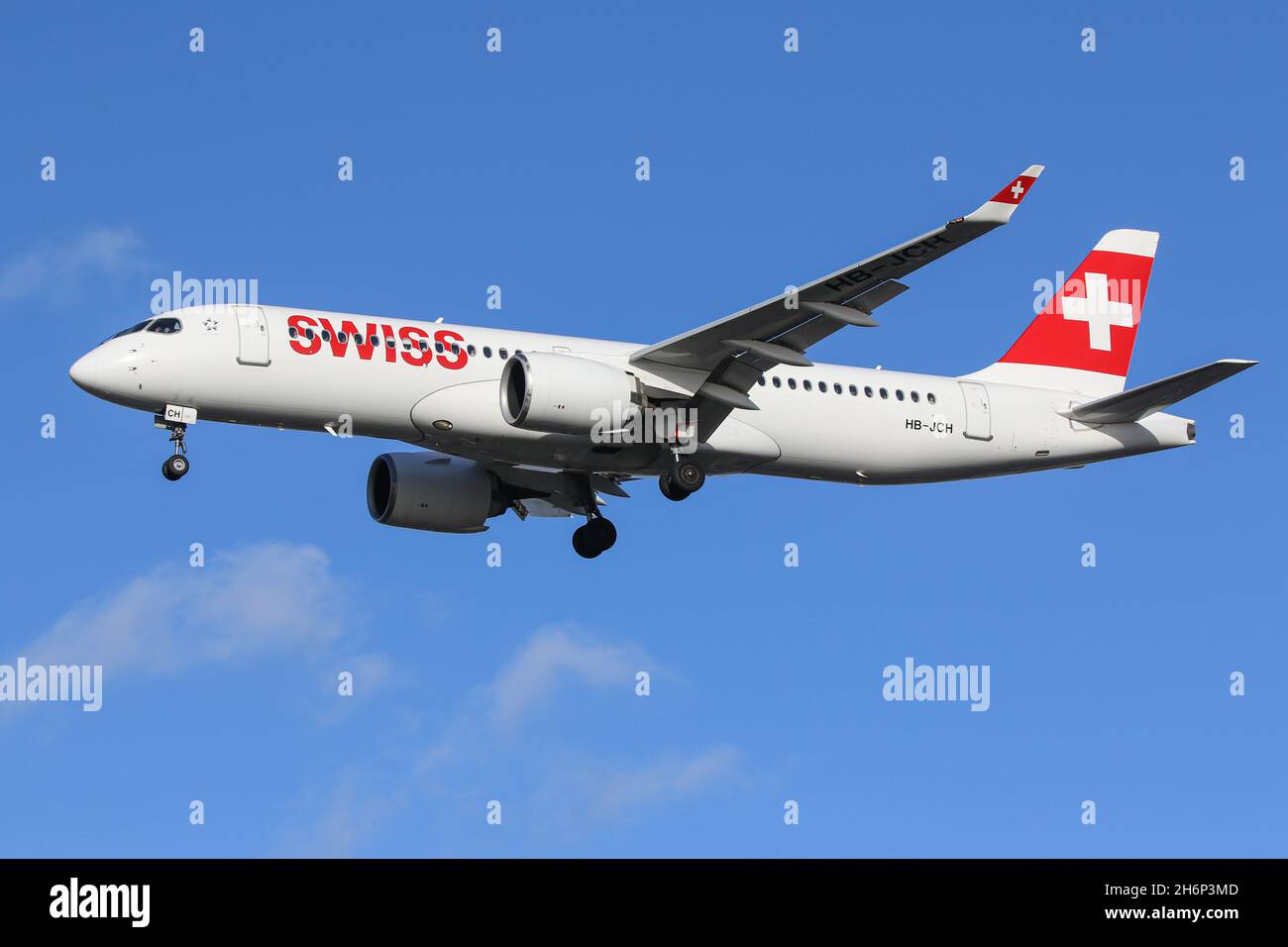 Un Airbus A220 in volo per la Svizzera arriva all'aeroporto di Londra Heathrow Foto Stock