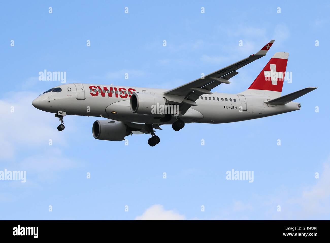 Un Airbus A220 in volo per la Svizzera arriva all'aeroporto di Londra Heathrow Foto Stock
