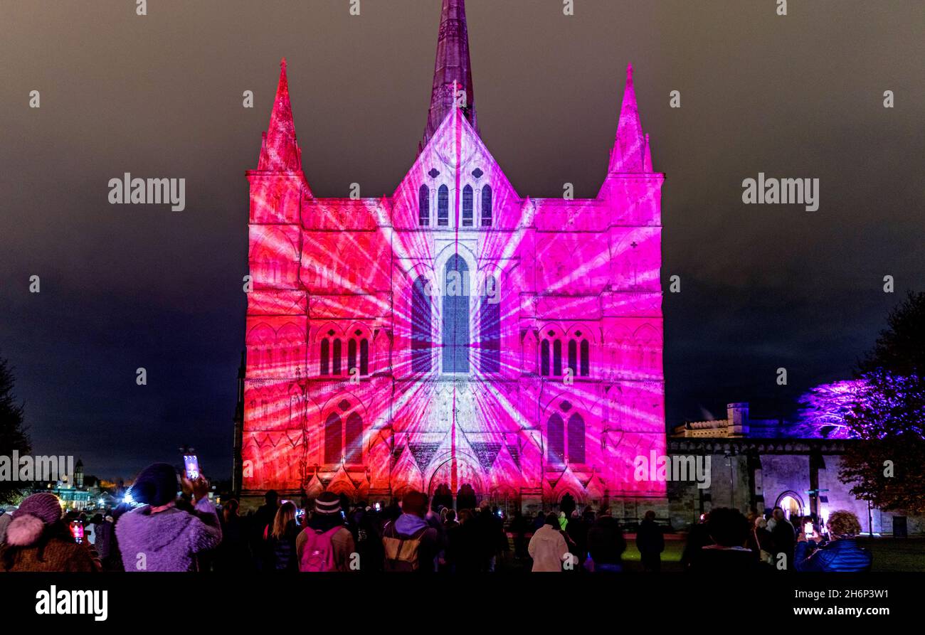 Sarum Lights Salisbury Cathedral Exterior Light Show Salisbury Wilitshire UK Foto Stock