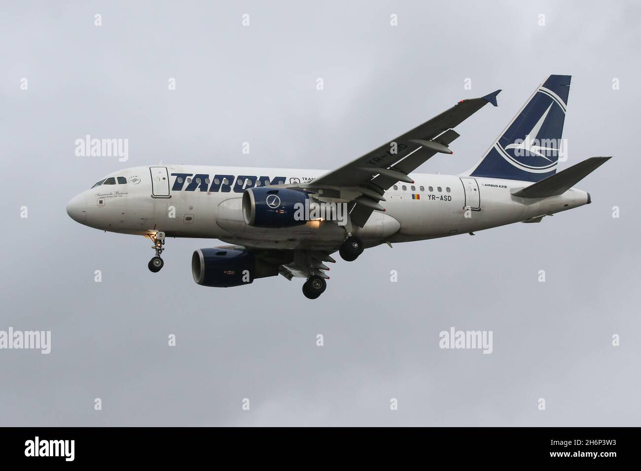 Un Airbus A318 che vola per Tarom arriva all'aeroporto di Londra Heathrow Foto Stock