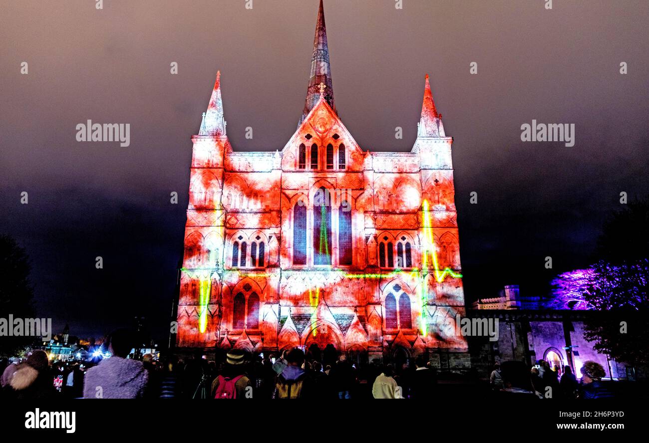 Sarum Lights Salisbury Cathedral Exterior Light Show Salisbury Wilitshire UK Foto Stock